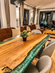 Vila Bašić Vlašić Apartman VUK في فلاسيتش: طاولة خشبية في غرفة معيشة مع أريكة
