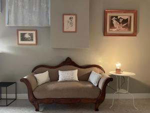 ein Sofa im Wohnzimmer mit einem Tisch in der Unterkunft B&B Rivanazzano Tavernetta tra vino e terme in Rivanazzano