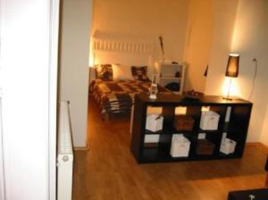 una camera con letto e tavolo con asciugamani di AIRAM Apartment CENTER BUDAPEST a Budapest