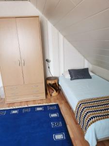 um pequeno quarto com uma cama e um armário em 5 minutes from the fair em Hanôver