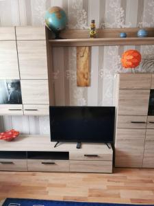 un centro de entretenimiento con TV de pantalla plana. en 5 minutes from the fair en Hannover