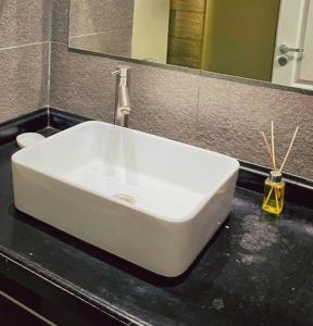 lavabo blanco en la encimera del baño en Casa Céntrica para alquiler vacacional en Puerto Iguazú
