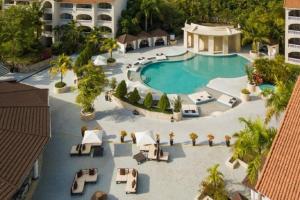 Výhled na bazén z ubytování Villa Leon - Lifestyle Holidays - 6 Bedroom Villas - All Inclusive Fee Manadatory - 3 night Minimum nebo okolí