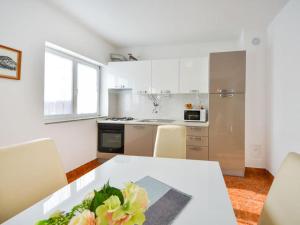 Kuchyň nebo kuchyňský kout v ubytování Villa Mila Biograd na Moru-Polača