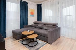 uma sala de estar com um sofá e uma mesa em Lux Family Apartment Nadmorskie Tarasy by Renters em Gdynia