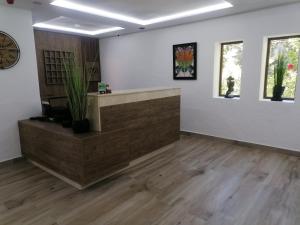 una sala de espera con recepción y reloj en Hôtel Mandy, en Tetuán