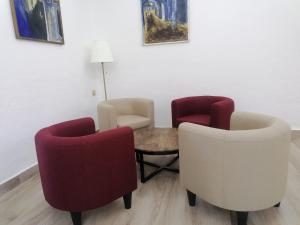 A seating area at Hôtel Mandy