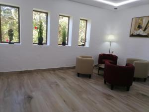 A seating area at Hôtel Mandy