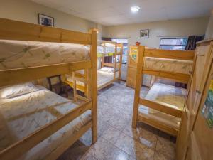 Bunk bed o mga bunk bed sa kuwarto sa Nativus Hostel Machu Picchu