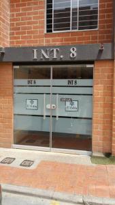 an entrance to a brick building with the entrance to an nmt and itsypes at Apartamento amoblado Central 148 in Bogotá