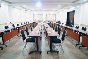 Le Feto 2 في داكار: قاعة اجتماعات كبيرة مع طاولات وكراسي طويلة