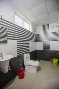 A bathroom at zanbaq residency