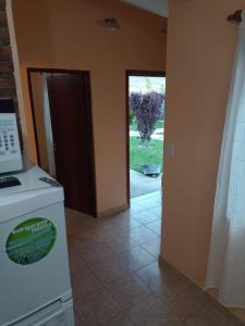 een keuken met een fornuis en een deur naar een tuin bij UAKEN CABAÑAS in El Calafate