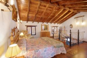 a bedroom with a bed and a wooden ceiling at Casa Tía Eulalia in Frontera