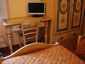 Olevano sul TuscianoにあるResidenza Forteのベッドルーム(デスク、テレビ、ベッド付)