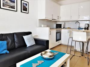 Kuchyňa alebo kuchynka v ubytovaní Edificio Verdemar - Stunning 1 bed apartment with pool & sea views