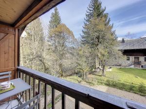 desde el balcón de una cabaña en Green Marmottes Chalet - 12 personnes - Pied des pistes - Saint Jean D Aulps, en Saint-Jean-dʼAulps