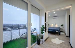 1 dormitorio con cama y ventana grande en Monos Apartman, en Tatabánya