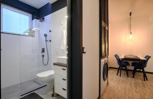 Koupelna v ubytování Monos Apartman + 16 fotografií