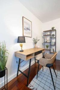 escritorio con lámpara y silla en una habitación en Camino a la Playa, en Gijón