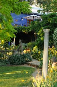 塔姆沃思的住宿－弗戈摩爾莊園酒店，花园,花园中设有杆子、栅栏和房屋