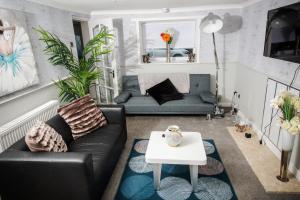 sala de estar con sofá y mesa en Abbeygreen House en Lanark