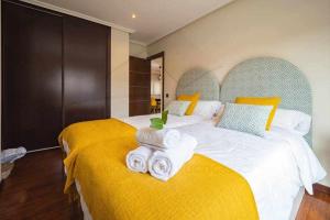 A bed or beds in a room at Silmo Ático By Silastur