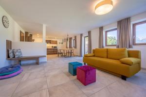 a living room with a couch and a table at Masis in Rasun di Sopra