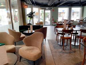 un ristorante con tavoli e sedie in una stanza di Best Western Plus JA Hotel Karlskrona a Karlskrona