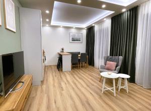 阿贝尔塔米Apartmán Plešivec u sjezdovky的客厅配有电视和桌椅