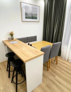 comedor con mesa y sillas en Apartmán Plešivec u sjezdovky en Abertamy