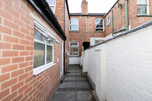 a narrow alley between two brick buildings at Room for All Your 4-Bedroom Comfort Zone in Leicester