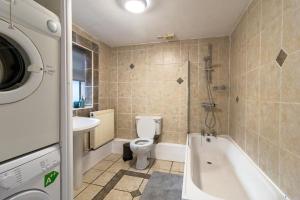 Ένα μπάνιο στο Room for All Your 4-Bedroom Comfort Zone