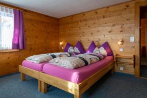 Postel nebo postele na pokoji v ubytování Chalet Weisshorn 2 + 12 fotografií