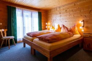 Postel nebo postele na pokoji v ubytování Chalet Weisshorn 2