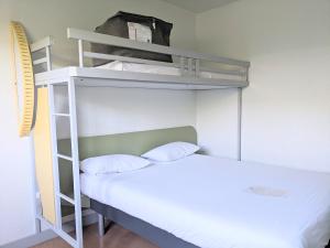 2 Etagenbetten in einem Zimmer mit einem Bett in der Unterkunft Ibis budget Brest Sud Plougastel in Plougastel-Daoulas