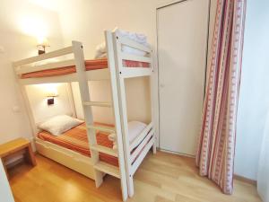 une chambre avec deux lits superposés dans une pièce dans l'établissement Ostal, T3, centre Luchon, wifi, casier à skis, ascenseur, 6 personnes, à Luchon 2 autres photos