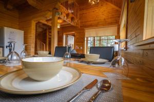 una cocina con un gran tazón sobre una mesa en Norwegian Log Cabin The Roe Deer -sauna & hot tub en Keith