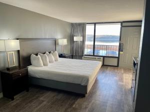 um quarto de hotel com uma cama e uma grande janela em Lake Norfork Resort em Henderson
