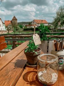 una mesa de madera con una maceta. en Bayerischer Hof Spalt, en Spalt