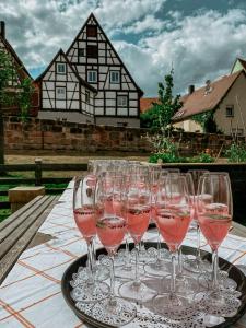 eine Gruppe Weingläser, die auf einem Tisch sitzen in der Unterkunft Bayerischer Hof Spalt in Spalt