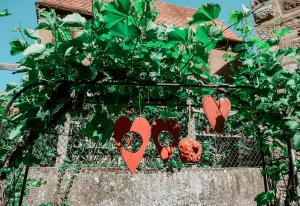 a bunch of hearts hanging on a fence at Bayerischer Hof Spalt in Spalt