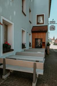 szereg ławek siedzących na zewnątrz budynku w obiekcie Bayerischer Hof Spalt w mieście Spalt