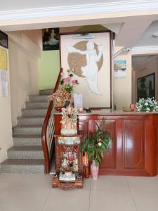 ブンタウにあるCHÍ LINH MOTELの壁掛けの女性のいる建物の階段