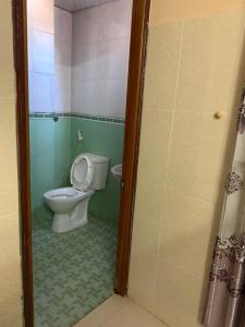 ブンタウにあるCHÍ LINH MOTELのトイレとシャワー室を備えたバスルーム