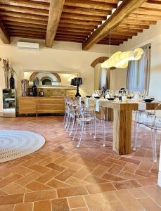 מסעדה או מקום אחר לאכול בו ב-VILLA LARINO Luxury villa in Tuscany with breathtaking view