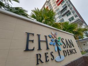 um sinal na lateral de um edifício em KLIA EHSAN Residence Sepang Nilai Greenery 8 PAX Air-Con Suite em Sepang