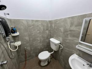 La salle de bains est pourvue de toilettes et d'un lavabo. dans l'établissement Homestay Kemaman Fyna06, à Kampong Kemaman