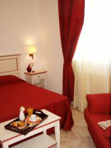 Zimmer mit einem Bett und einem Tablett mit Speisen in der Unterkunft Alla Corte Del Picchio Room & Breakfast in Castel Guelfo di Bologna