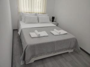 Una cama con dos toallas blancas encima. en Ana Belgrade Apartments, en Belgrado